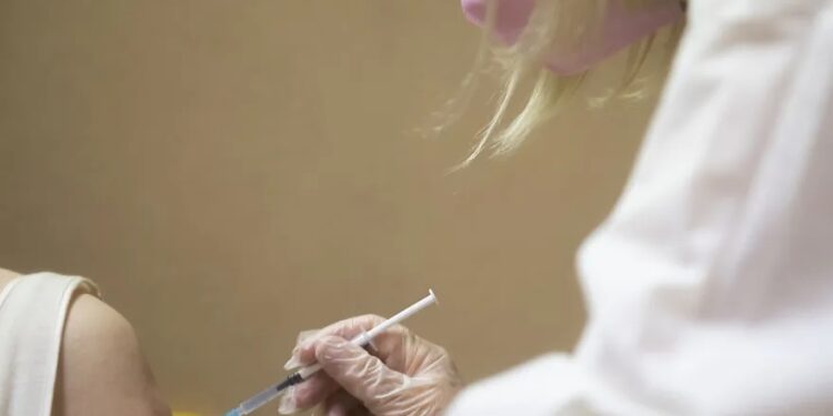 У Швейцарії компенсують «побочки» від ковидної вакцини