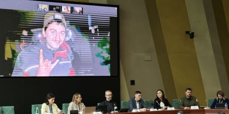 Українські колишні полонені розповіли про російські тортури в  ПАРЄ (ФОТО)