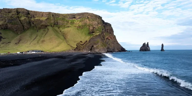 Визначено найнебезпечніший пляж на Землі – він чорний, і не тільки за кольором (ВІДЕО)