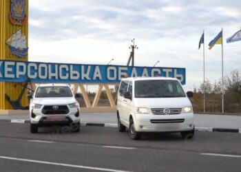 Миколаїв передав захисникам 2 автівки (ВІДЕО)