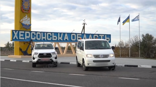 Миколаїв передав захисникам 2 автівки (ВІДЕО)