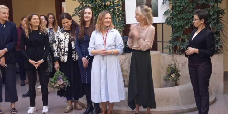 У парламенті Чехії відкрилась виставка, присвячена українським жінкам-біженкам (ФОТО)