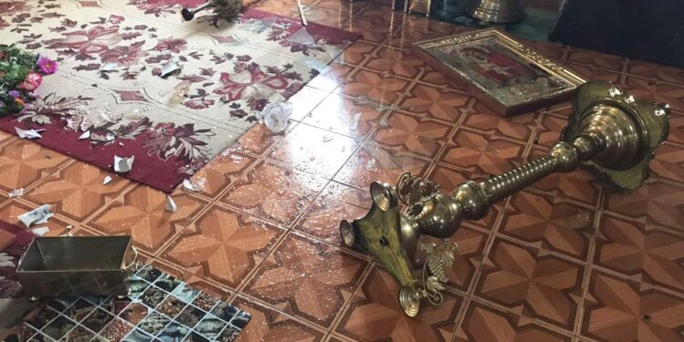 На Миколаївщині п’яний чоловік влаштував дебош у церкві та осквернив релігійну святиню (ФОТО)