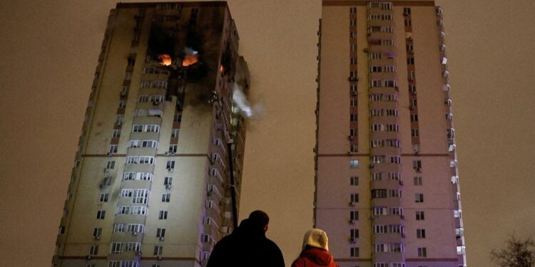 У Києві та Дніпрі внаслідок ворожої атаки пошкоджені будинки, є жертви та поранені (ФОТО)