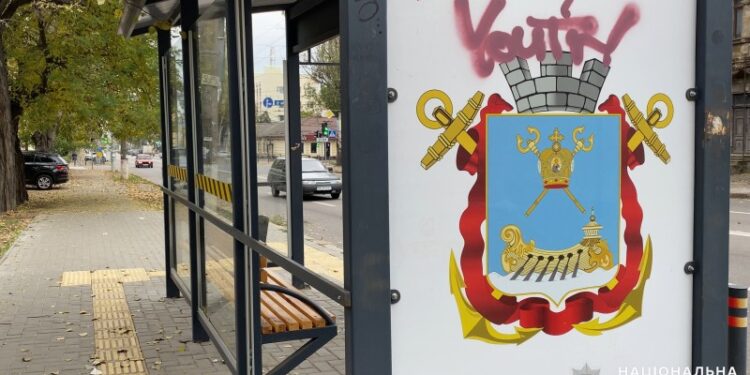 Скло на зупинковому комплексі в Миколаєві розбили троє підлітків – поліція притягнула до відповідальності їх батьків