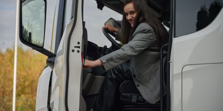 228 жінок в Україні вже опанували професію водійок автобусів та вантажівок