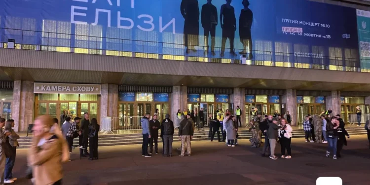 У Києві ТЦК зустріло чоловіків після концерту “Океану Ельзи” – тепер в мережі можна купити квитки зі знижками (ФОТО, ВІДЕО)