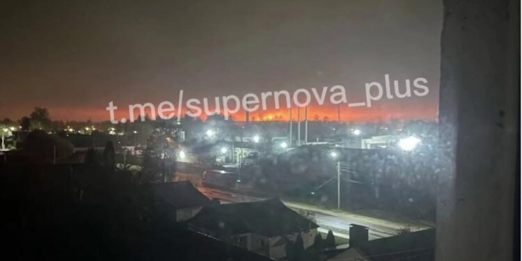 У Брянській області після атаки дронів палає і вибухає склад боєприпасів (ВІДЕО)