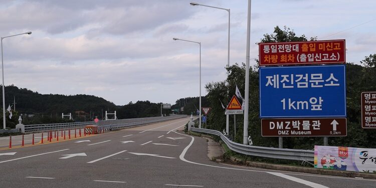 КНДР підірвала дорогу, яка з’єднують її з Південною Кореєю (ФОТО)