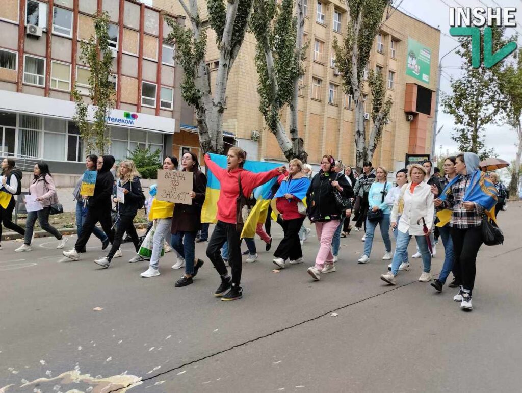 У Миколаєві рідні військових 123 бригади ТрО ЗСУ вимагали повернути бійців з позицій або дати їм зброю (ФОТО, додано ВІДЕО) 10