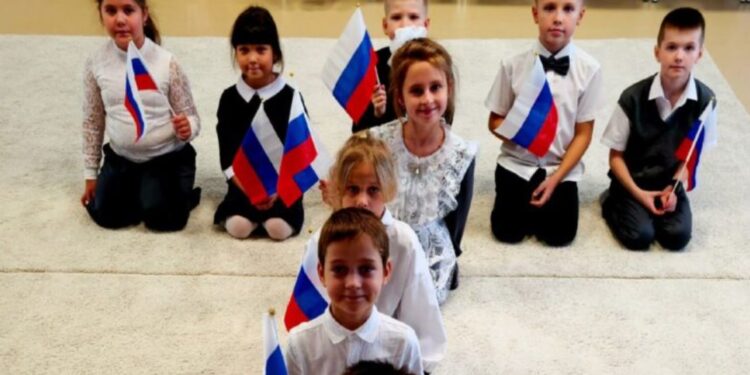 В день народження диктатора в РФ дітей поставили на коліна буквами  «путін» (ФОТО)