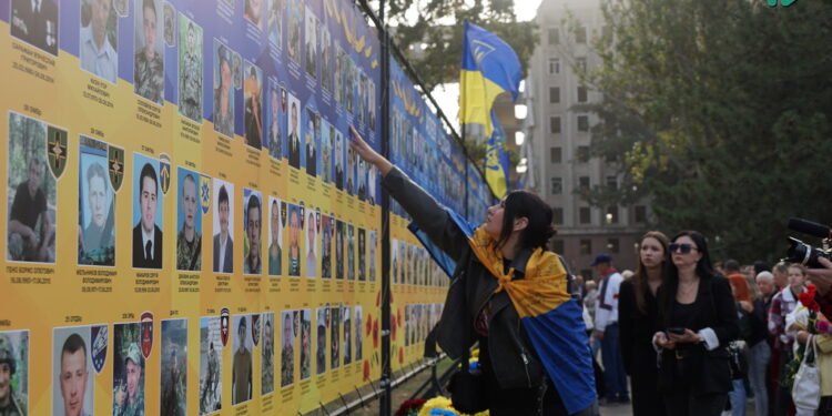 У Миколаєві родини загиблих захисників відкрили тимчасову Алею слави (ФОТО, ВІДЕО)