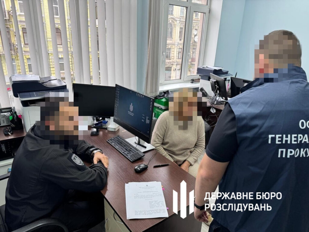 Керівницю МСЕК з Хмельниччини, яка забила долларами кожну щілину у своїй квартирі, взяли під варту 1