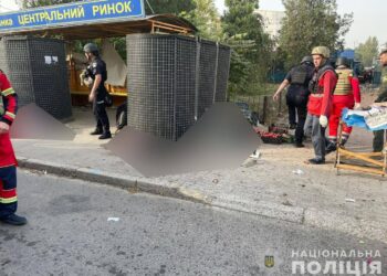 Окупанти вдарили по ринку в центрі Херсона – 7 загиблих, є поранені (ВІДЕО)