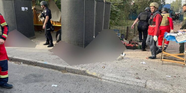 Окупанти вдарили по ринку в центрі Херсона – 7 загиблих, є поранені (ВІДЕО)