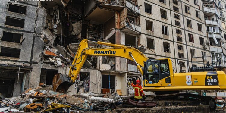 Кількість загиблих внаслідок російського авіаудару по багатоповерхівці у Харкові зросла до 2 осіб (ФОТО)