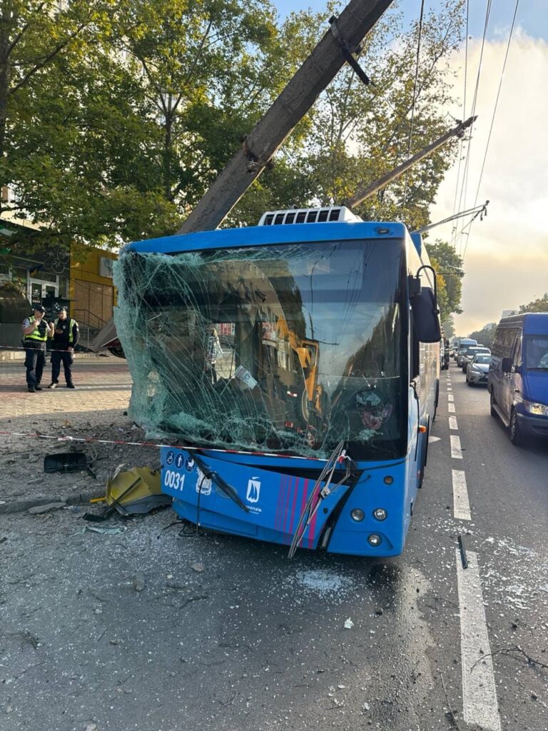 Ранкове ДТП у Миколаєві з тролейбусом: з 6 постраждалих троє - діти (ФОТО, оновлено) 4