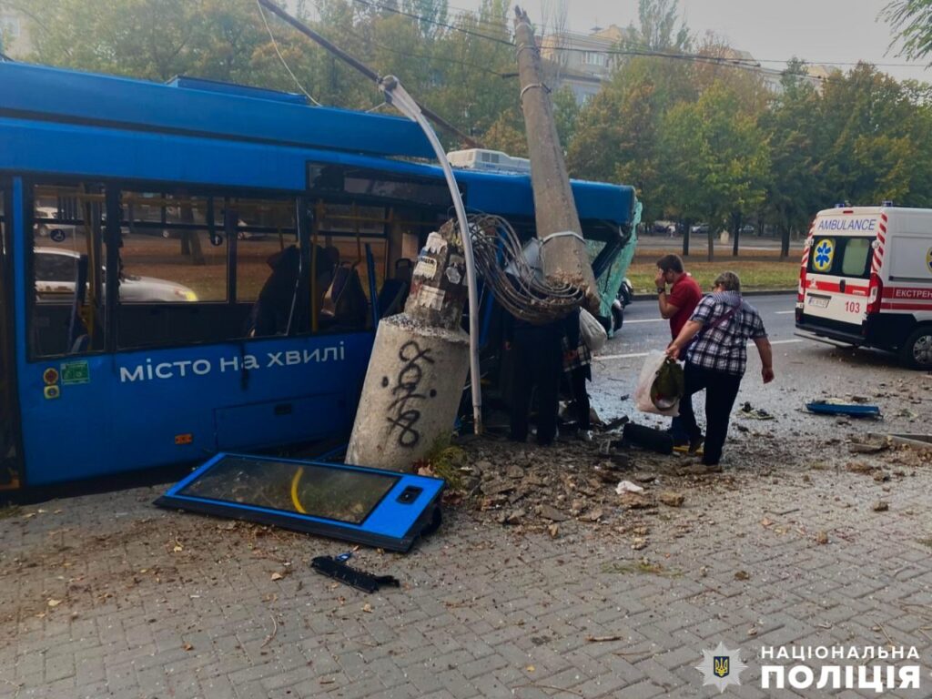 Ранкове ДТП у Миколаєві з тролейбусом: з 6 постраждалих троє - діти (ФОТО, оновлено) 8