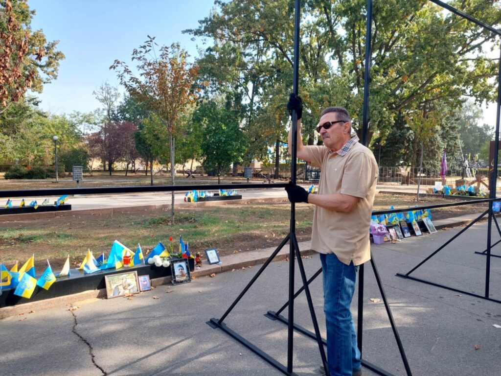 У Миколаєві родини загиблих захисників відкрили тимчасову Алею слави (ФОТО, ВІДЕО) 10