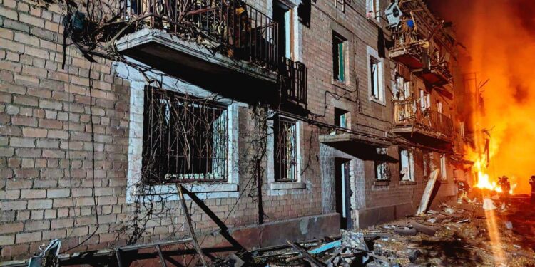 Вчорашня ракетна атака на Кривій Ріг – загинула 1 людина, 12 людей травмовані (ФОТО)