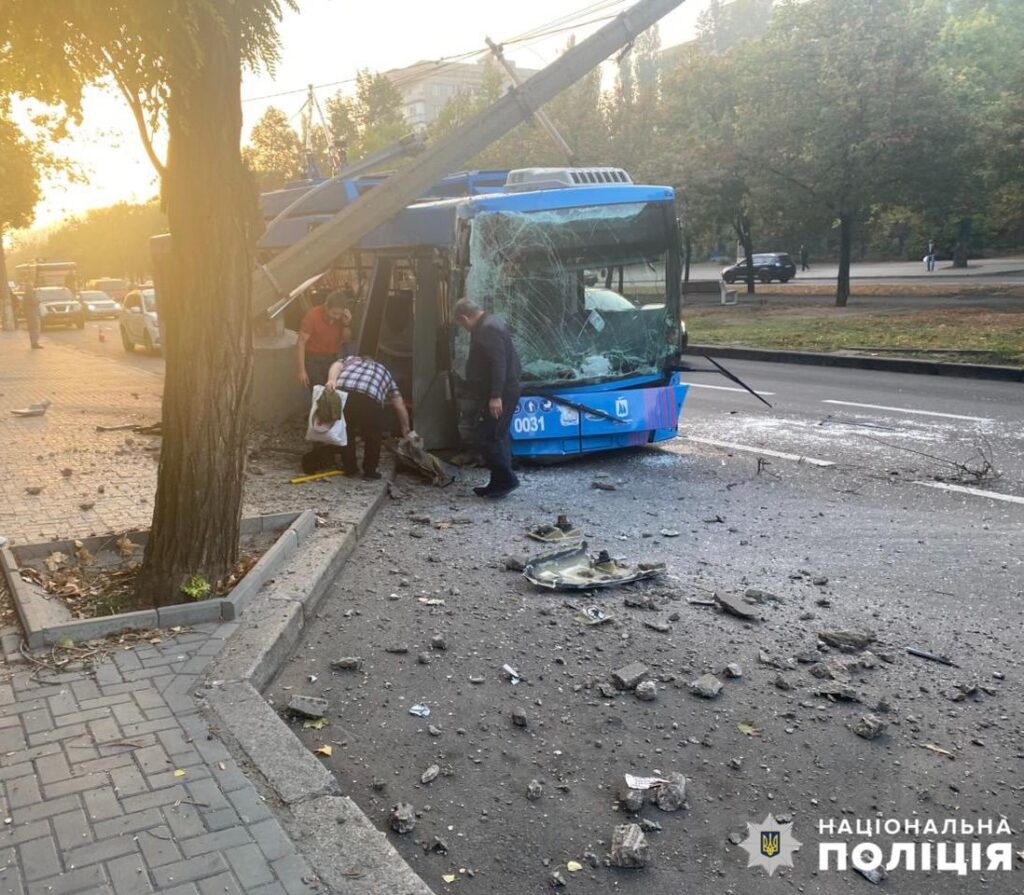 Ранкове ДТП у Миколаєві з тролейбусом: з 6 постраждалих троє - діти (ФОТО, оновлено) 10