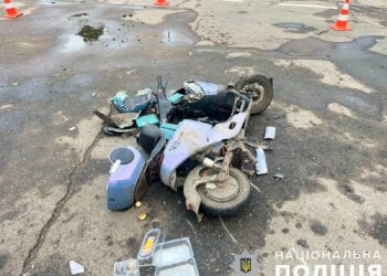 У Первомайську зіткнулися BMW X3 та електромопед. Хто що бачив? (ФОТО)
