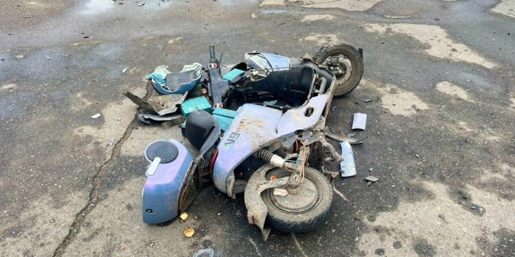 У Первомайську зіткнулися BMW X3 та електромопед. Хто що бачив? (ФОТО)