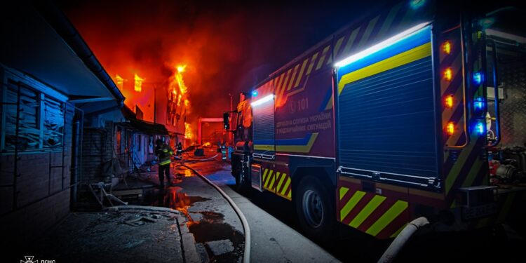 Ворог атакував Миколаїв С-300, руйнування у двох районах міста (ФОТО, ВІДЕО)