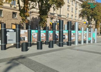 “Маріуполь 86 днів” – у Миколаєві відкрилась виставка, присвячена обороні міста Марії (ФОТО)