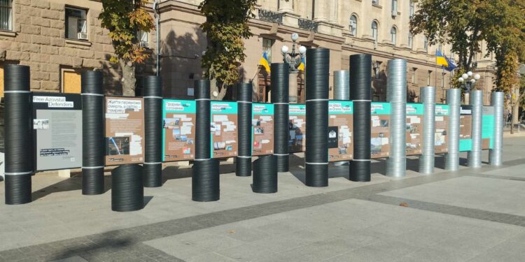 “Маріуполь 86 днів” – у Миколаєві відкрилась виставка, присвячена обороні міста Марії (ФОТО)