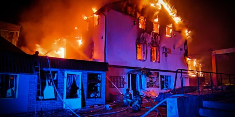 Ворог атакував Миколаїв С-300, руйнування у двох районах міста (ФОТО, ВІДЕО)