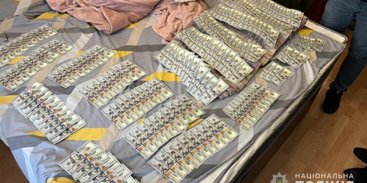 $7 тис. за зняття із військового обліку – поліцейські Миколаївщини ліквідували схему ухилення від мобілізації (ФОТО)