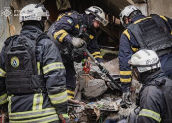 Кількість загиблих внаслідок російського авіаудару по багатоповерхівці у Харкові зросла до 2 осіб (ФОТО)