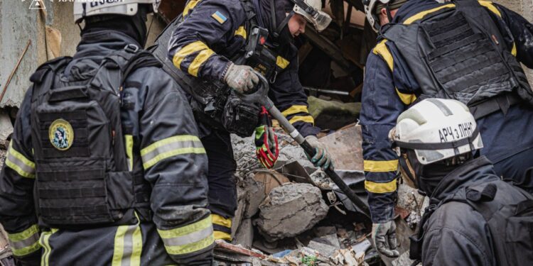 Кількість загиблих внаслідок російського авіаудару по багатоповерхівці у Харкові зросла до 2 осіб (ФОТО)