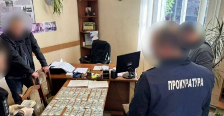 Директора національного природного парку на Буковині викрили після отримання $65 тис. хабаря