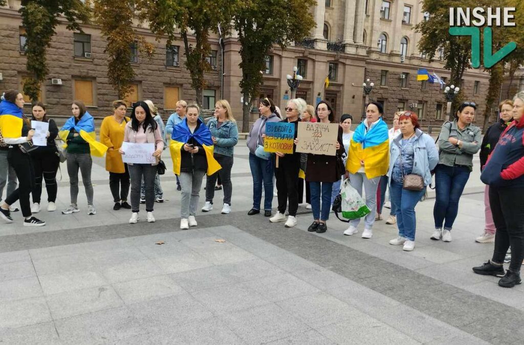 У Миколаєві рідні військових 123 бригади ТрО ЗСУ вимагали повернути бійців з позицій або дати їм зброю (ФОТО, додано ВІДЕО) 6