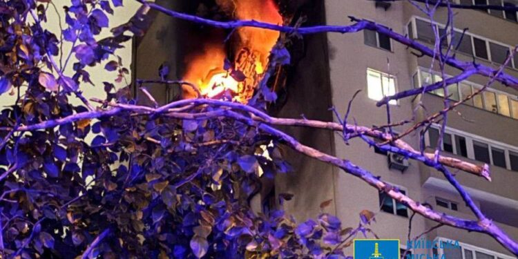 Шість загиблих, зокрема дві 14-річні дівчинки, понад 25 постраждалих – наслідки російських атак на Дніпро, Київ та Херсонщину (ФОТО)