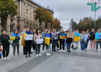 У Миколаєві рідні військових 123 бригади ТрО ЗСУ вимагали повернути бійців з позицій або дати їм зброю (ФОТО, додано ВІДЕО)