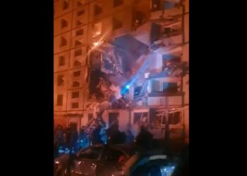 Росія вдарила керованою авіабомбою по девʼятиповерхівці в Харкові – Зеленський (ВIДЕО)