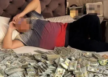 Епічне фото у ліжку з $6 млн готівки  під час обшуку – це була “остання воля” члена сім’ї (ФОТО)