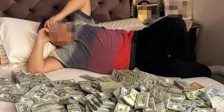 Епічне фото у ліжку з $6 млн готівки під час обшуку – це була “остання воля” члена сім’ї (ФОТО)