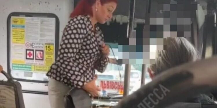 На Одещині чиновниця здивувала  матом пасажирів маршрутки, а водія майже побила (ВІДЕО)