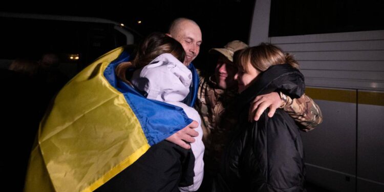 Україна повернула полонених, цинічно засуджених в РФ до довічного або майже (ФОТО, ВІДЕО)