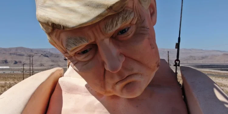 У Лас-Вегасі встановили 13-метрового голого Трампа – виглядає огидно (ФОТО, ВІДЕО)