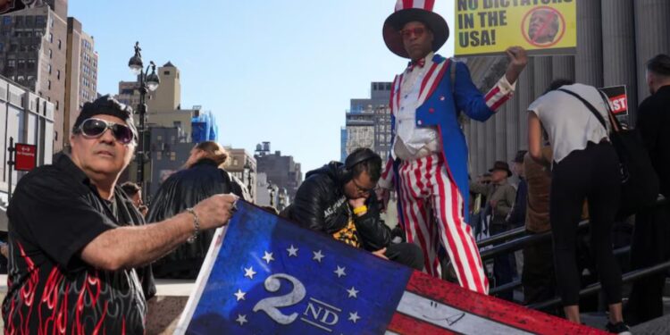 Трамп і його команда на мітингу у Нью-Йорку відзначились расистськими висловлюваннями. Є реакція (ФОТО)