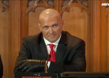 Усик зустрівся з Ф’юрі в образі найманого вбивці і взяв у британця автографи – на продаж (ВІДЕО)