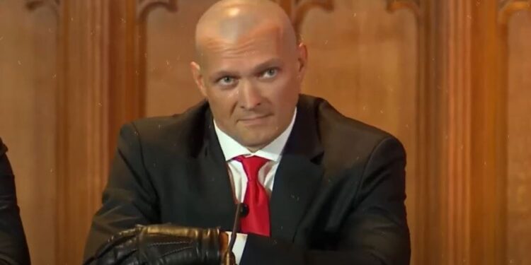 Усик зустрівся з Ф’юрі в образі найманого вбивці і взяв у британця автографи – на продаж (ВІДЕО)