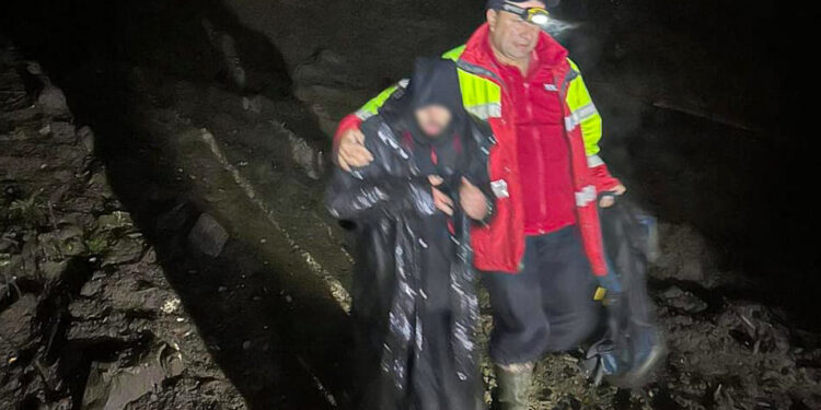 Закарпатські рятувальники знайшли туриста з Миколаївщини, який 10 днів блукав у горах (ФОТО)