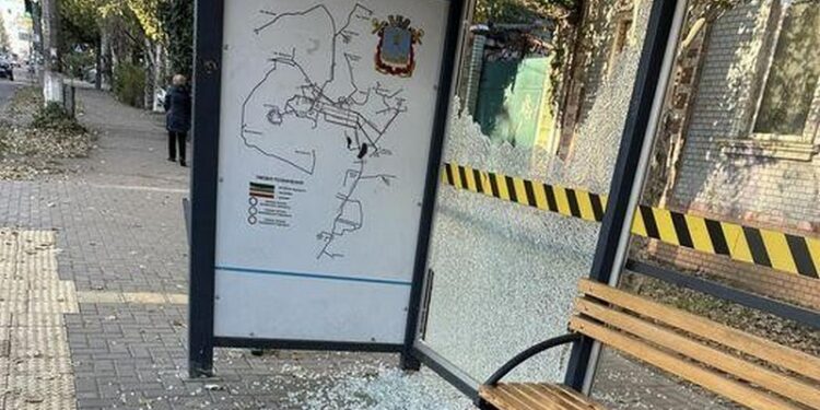 У Миколаєві вандали вчергове «пройшлись» по зупинках (ФОТО)