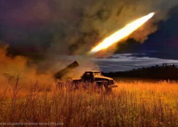 Ворог закидає наші позиції КАБами і дронами-камікадзе, – Генштаб